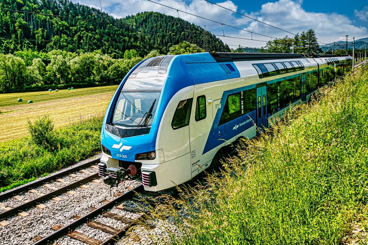 Danes v Sloveniji pomembna obletnica: Kaj bi vas najbolj spodbudilo k pogostejši uporabi vlaka? (Anketa)