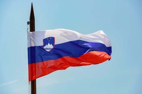 Zgodovinski premik ali politični zaplet? Na letošnji državni proslavi bosta na odru stala dva govorca