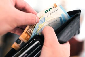 Gorivo, hrana, ogrevanje: Kje trenutno najbolj občutite podražitve? (Anketa)