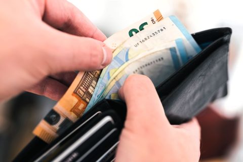 Gorivo, hrana, ogrevanje: Kje trenutno najbolj občutite podražitve? (Anketa)