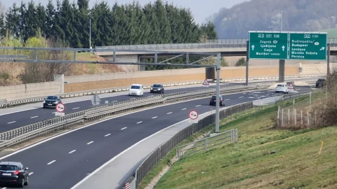 Z vožnjo na avtocesti si je 'prislužil' kar 1290 evrov globe