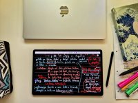 Tablice in prenosniki med učnim procesom.