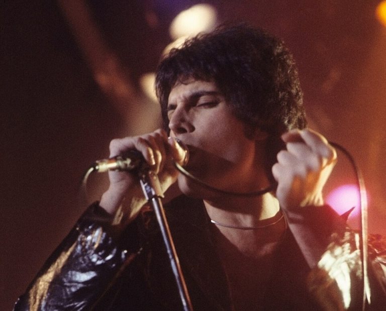 Freddie Mercury leta 1977 (vir: Wikimedia Commons). Attribution: Carl Lender / CC BY-SA 3.0
