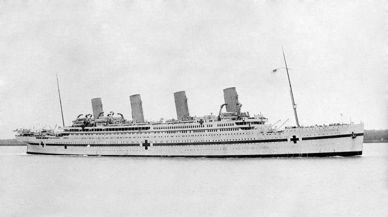 HMHS Britannic ob začetku prve svetovne vojne. (vir: Wikimedia Commons), avtor: Allan Charles Green.