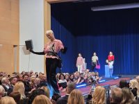 roza oktober in moška moda 2025