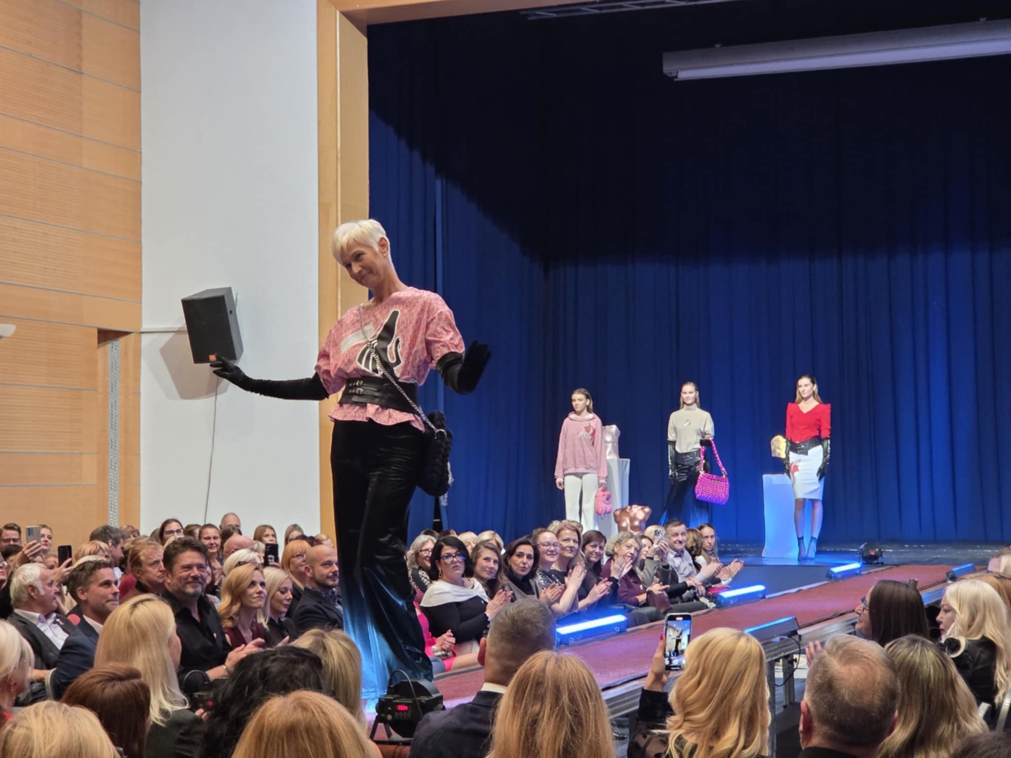 roza oktober in moška moda 2025