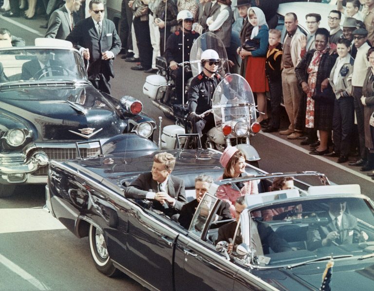 Kennedy tik pred atentatom na petek 22. novembra 1963. (vir: Wikipedia), avtor: Walt Cisco, Dallas Morning News.