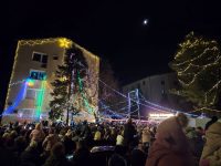 Na Teznu zažarelo na tisoče lučk, s katerimi 'ata Roškar' povezuje sosesko (2)