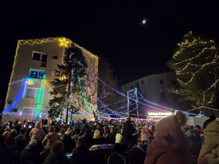 Na Teznu zažarelo na tisoče lučk, s katerimi 'ata Roškar' povezuje sosesko (2)