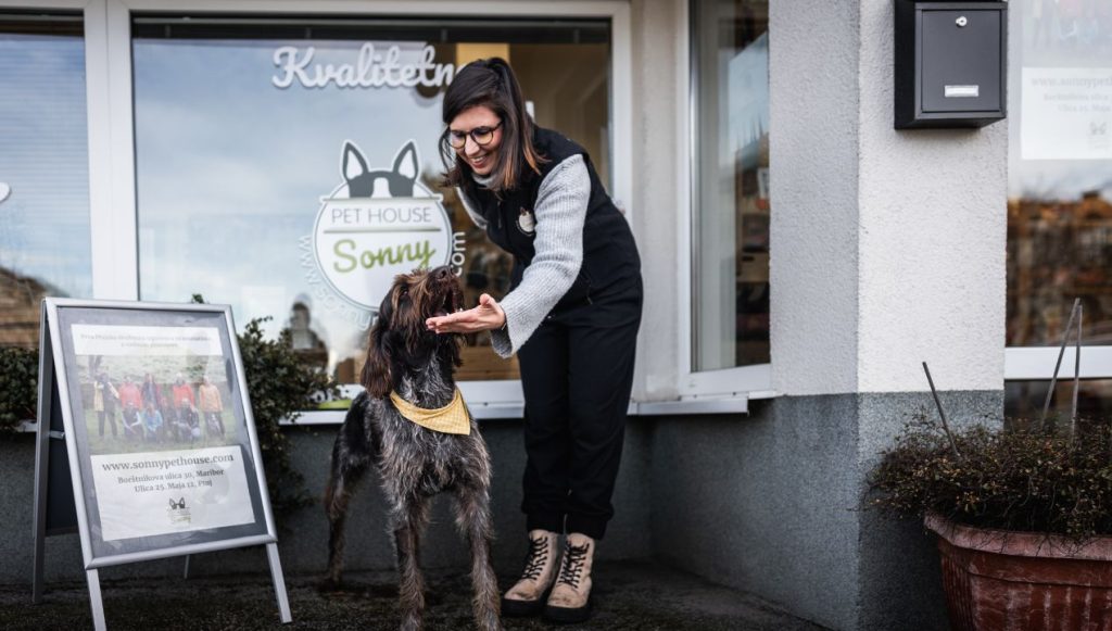 Pred trgovinico v Mariboru (Foto: Band Stari pes)