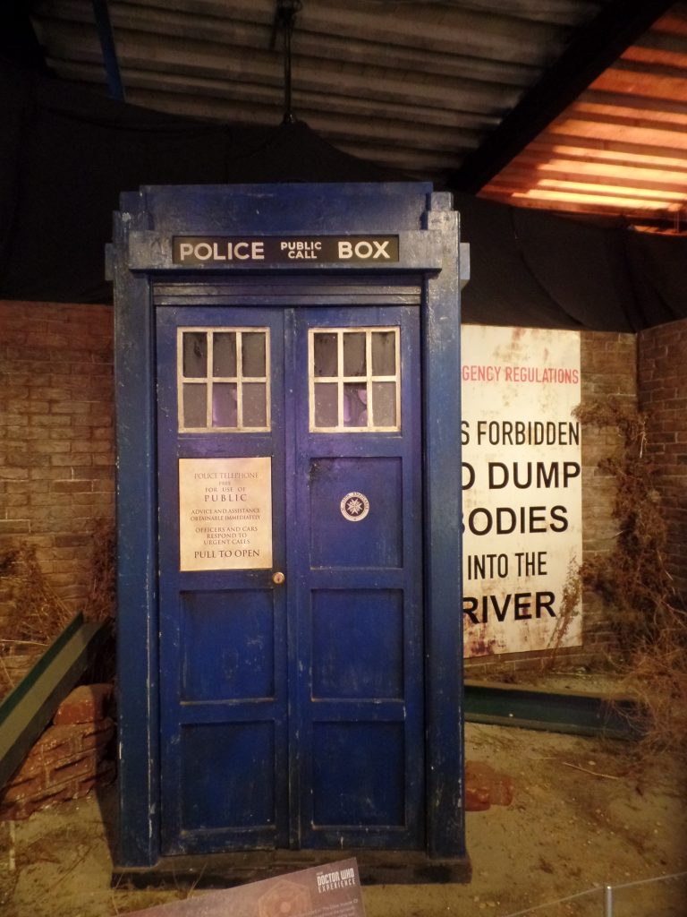 Replika TARDIS-a na Doctor Who Experience (vir: Wikimedia Commons, avtor: Priya Deonarain, licenca CC BY-SA 2.0)