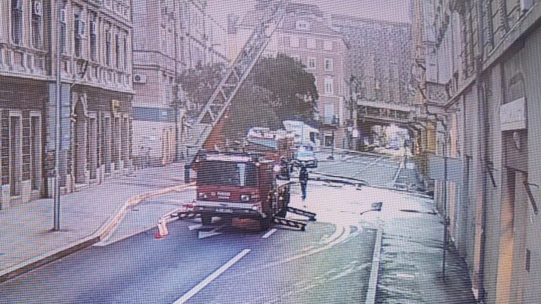 Večji požar v središču Reke, gasilci našli truplo