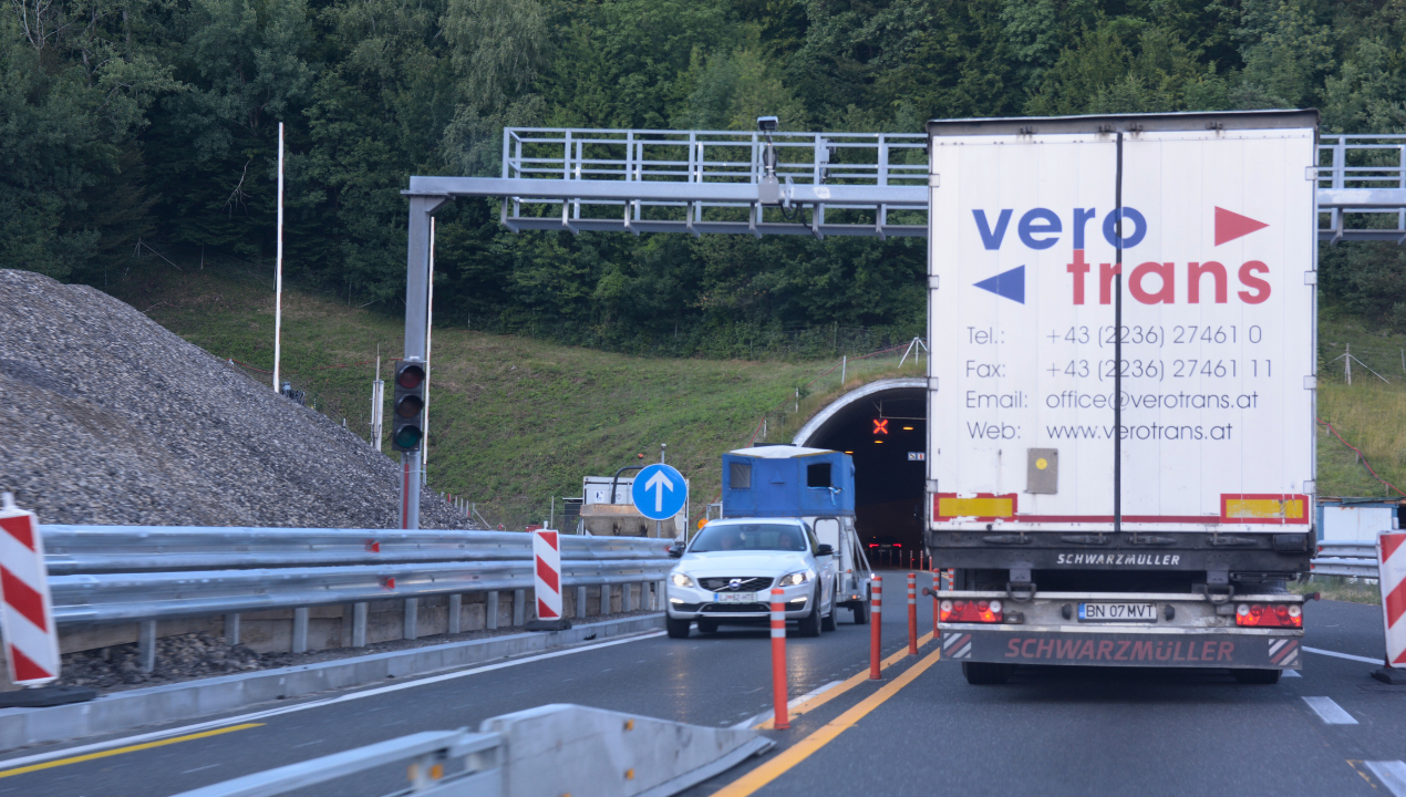 Obetajo se dela na slovenskih cestah in zapore.