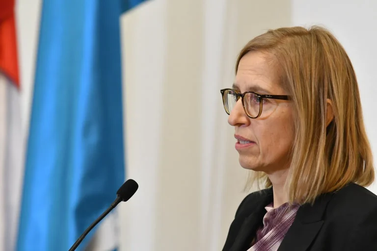 Ministrica Valentina Prevolnik Rupel o bolniškem staležu