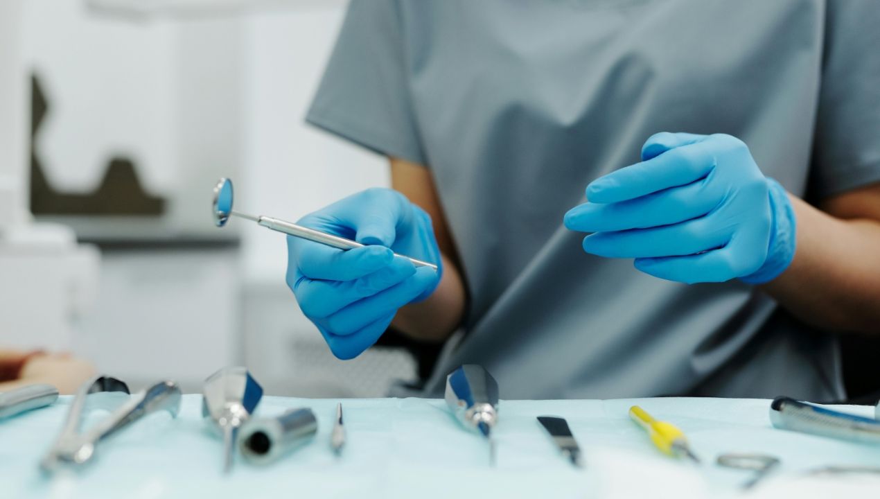 22-letnica po puljenju modrostnega zoba umrla.