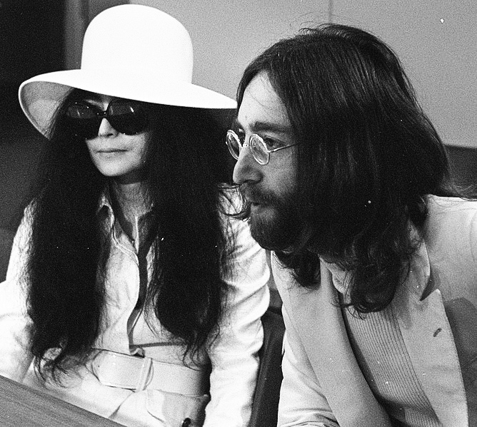Joost Evers (Anefo), John Lennon in Yoko Ono na letališču Schiphol (31. marec 1969), javna last · digitalna reprodukcija dostopna z Wikimedia Commons (dostop dne 7. 12. 2025).