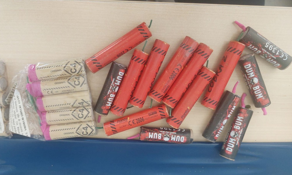 Na 113 pregorevajo telefoni, zasegli pravo zakladnico pirotehnike