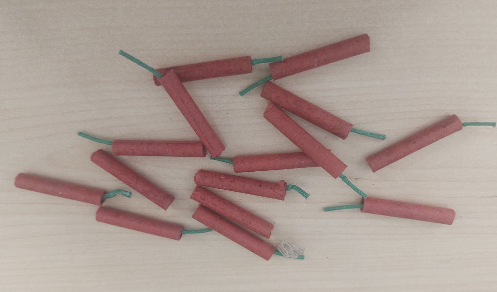 Na 113 pregorevajo telefoni, zasegli pravo zakladnico pirotehnike