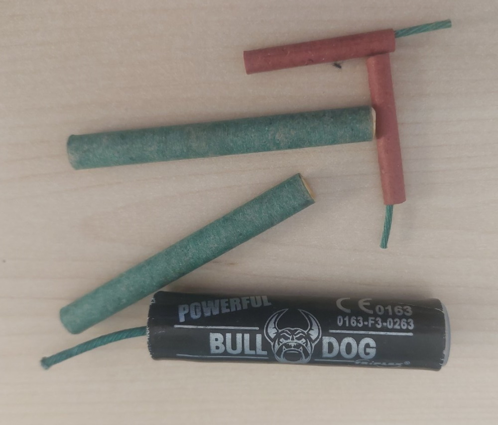 Na 113 pregorevajo telefoni, zasegli pravo zakladnico pirotehnike