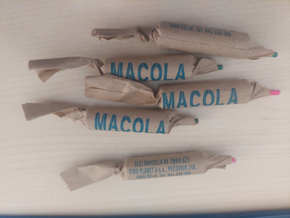 Na 113 pregorevajo telefoni, zasegli pravo zakladnico pirotehnike