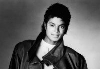 Michael Jackson, Michael Jackson 1983 (cropped) (1983), javna last (licenca: Public Domain – PD-US) · digitalna reprodukcija dostopna na Wikimedia Commons (dostop dne 2. 12. 2025).