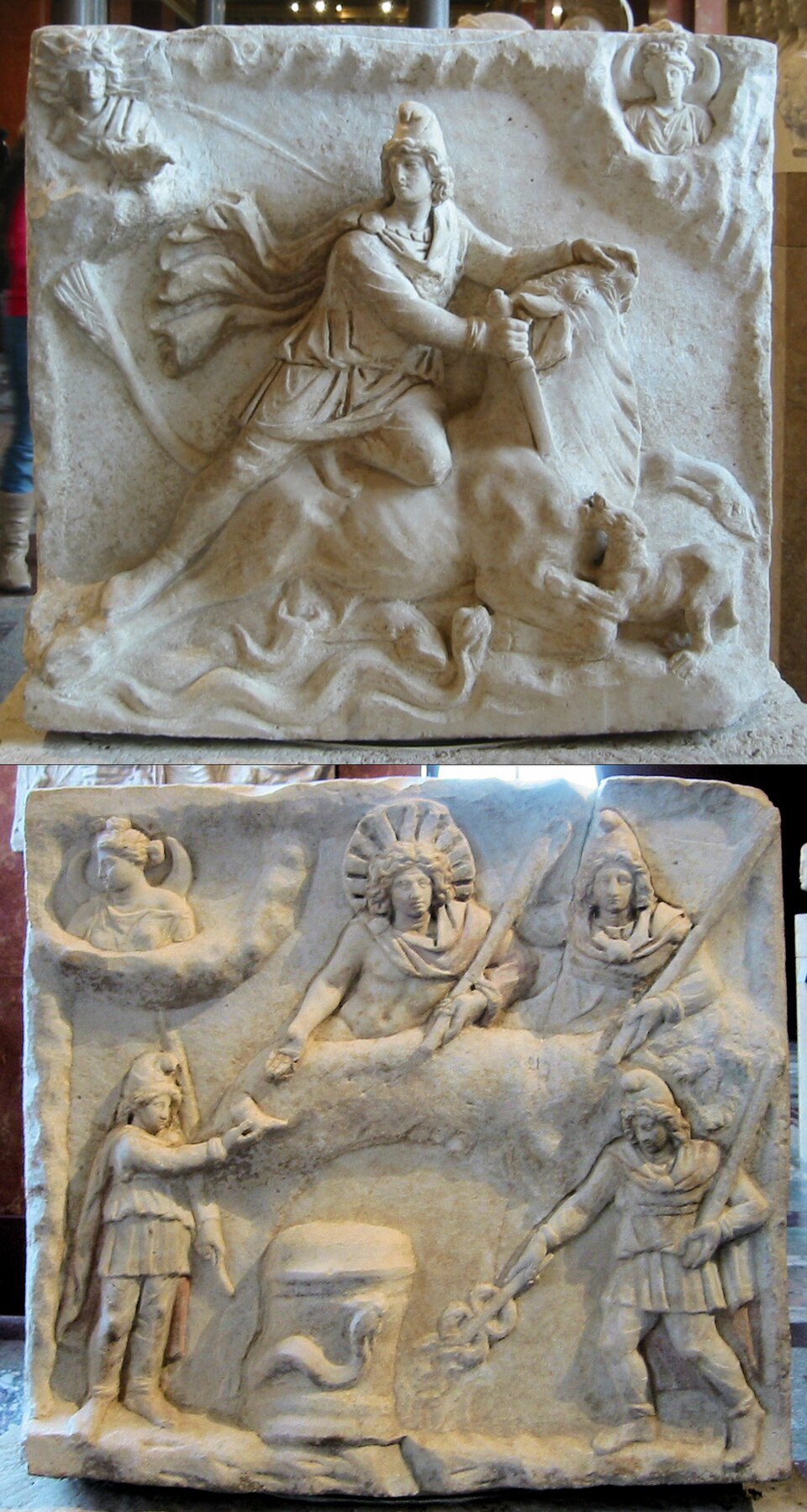 User:PHGCOM, Relief z upodobitvijo Mitre(MithraReliefvert), licenca CC BY-SA 3.0; vir: Wikimedia Commons, File:MithraReliefvert.jpg, dostop 23. 12. 2025.Sočasno s krščanstvom se je po Rimskem imperiju širil tudi kult Mitre. Verovanje v katerem so smeli sodelovati le moški, je bilo popularnejše od krščanstva, a častilci Mitre niso zanikali obstoja ostalih bogov, zato so jih rimske oblasti za razliko od kristjanov pustile pri miru. Tako kot Jezus, naj bi se sončni bog Mitra rodil na 25. december. Za razliko od Jezusa naj bi bil rojen iz skale.