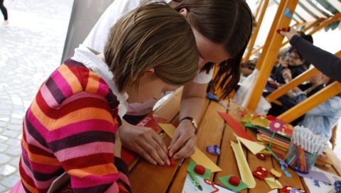 Mladi opravljajo več ur prostovoljnega dela, a število prostovoljcev upada. Foto: Slovenska filantropija