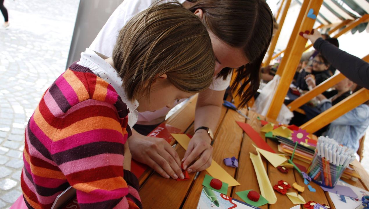 Mladi opravljajo več ur prostovoljnega dela, a število prostovoljcev upada. Foto: Slovenska filantropija
