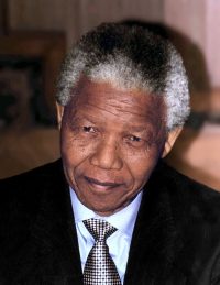 Nelson Mandela (1994) — fotografija Kingkongphoto, javna domena / CC BY-SA 2.0 (vir: Wikimedia Commons).