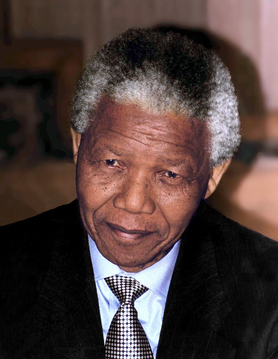 Nelson Mandela (1994) — fotografija Kingkongphoto, javna domena / CC BY-SA 2.0 (vir: Wikimedia Commons).