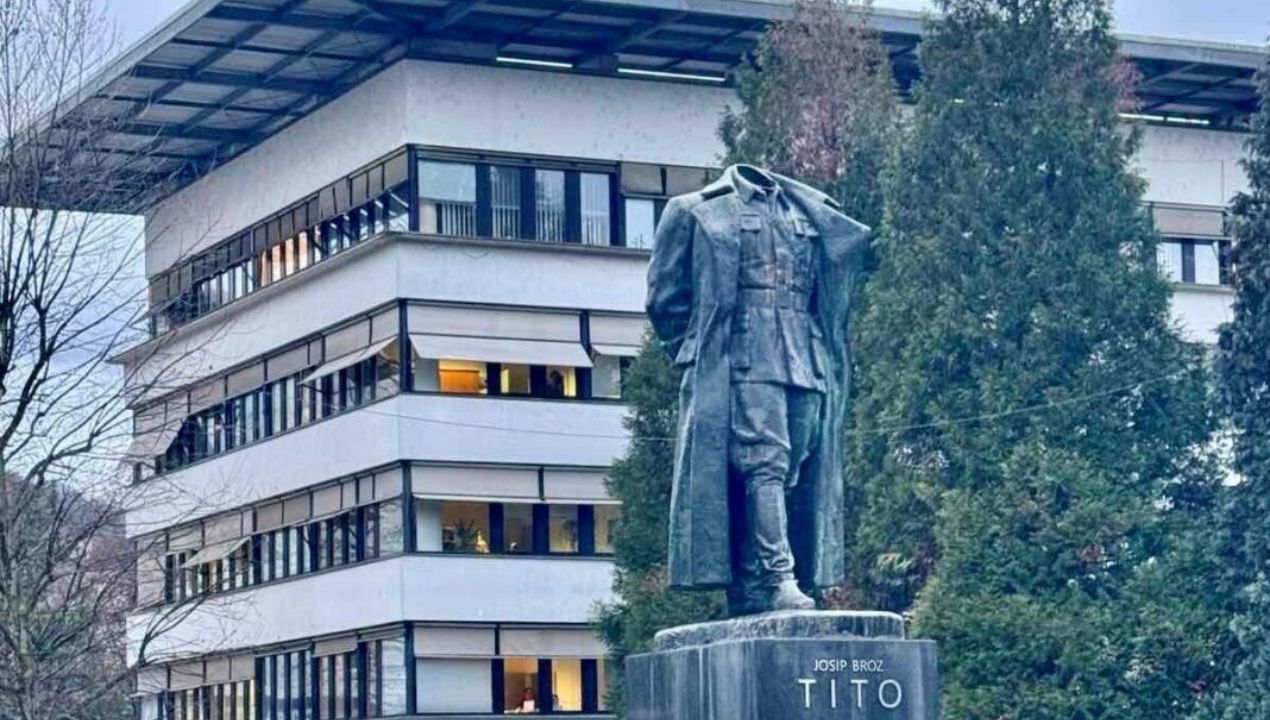 Občina Velenje bo kip obnovila še ta teden.