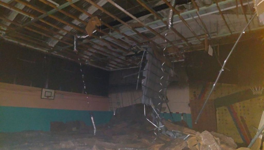 Pogorelo ostrešje osnovne šole na Mostu na Soči  (Foto: OŠ Most na Soči)