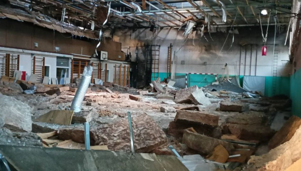 Pogorelo ostrešje osnovne šole na Mostu na Soči (Foto: OŠ Most na Soči)