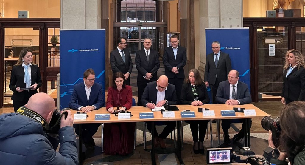 200 km/h in brez menjave na mejnih postajah: Slovenske železnice v nakup vlakov prihodnosti