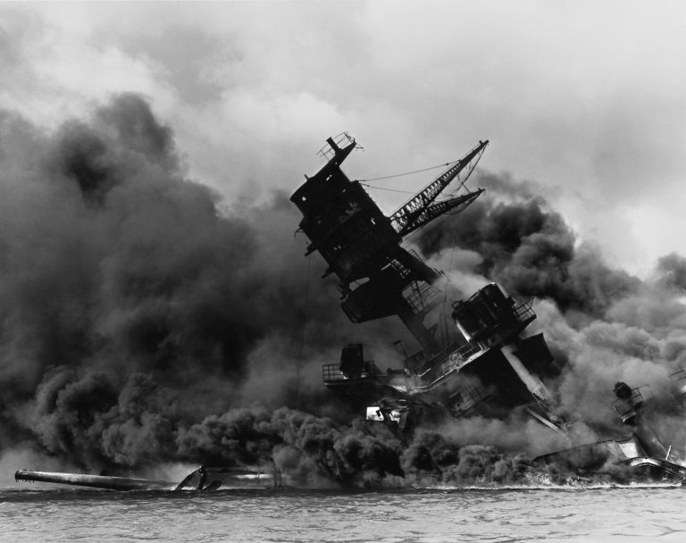 Poškodovana bojna ladja USS Arizona po napadu na Pearl Harbor (1941) — fotografija NARA, javna domena (vir: Wikimedia Commons).