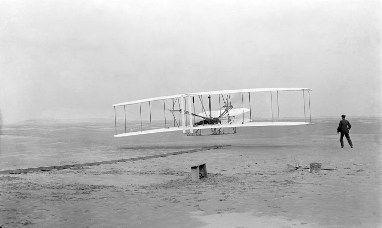 John T. Daniels, Wright Flyer, javna domena; vir: Wikimedia Commons, File: Wrightflyer.jpg, dostop 16. 12. 2025.