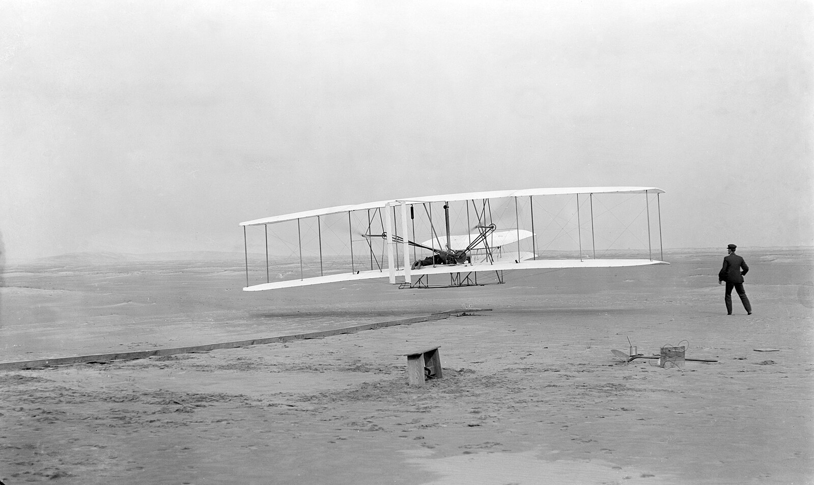 John T. Daniels, Wright Flyer, javna domena; vir: Wikimedia Commons, File: Wrightflyer.jpg, dostop 16. 12. 2025.