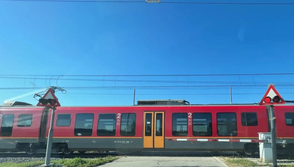 Zakaj je bil zavrnjen predlog, da bi mladi imeli zastonj javni prevoz?