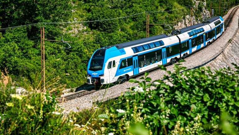 Zakaj je bil zavrnjen predlog, da bi mladi imeli zastonj javni prevoz? (Foto: Slovenske železnice)