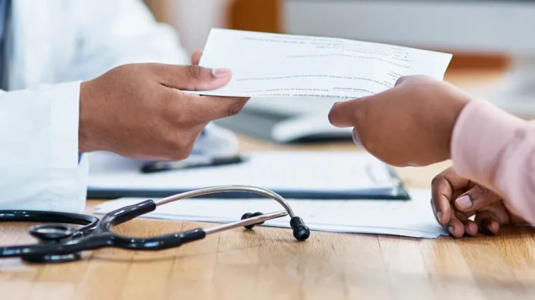 Celotno leto na bolniški, a upravičen do regresa.