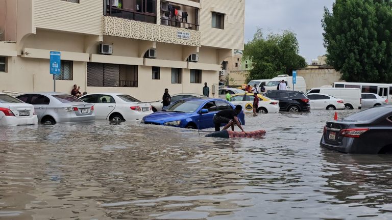 dež povzročil poplave v Dubaju