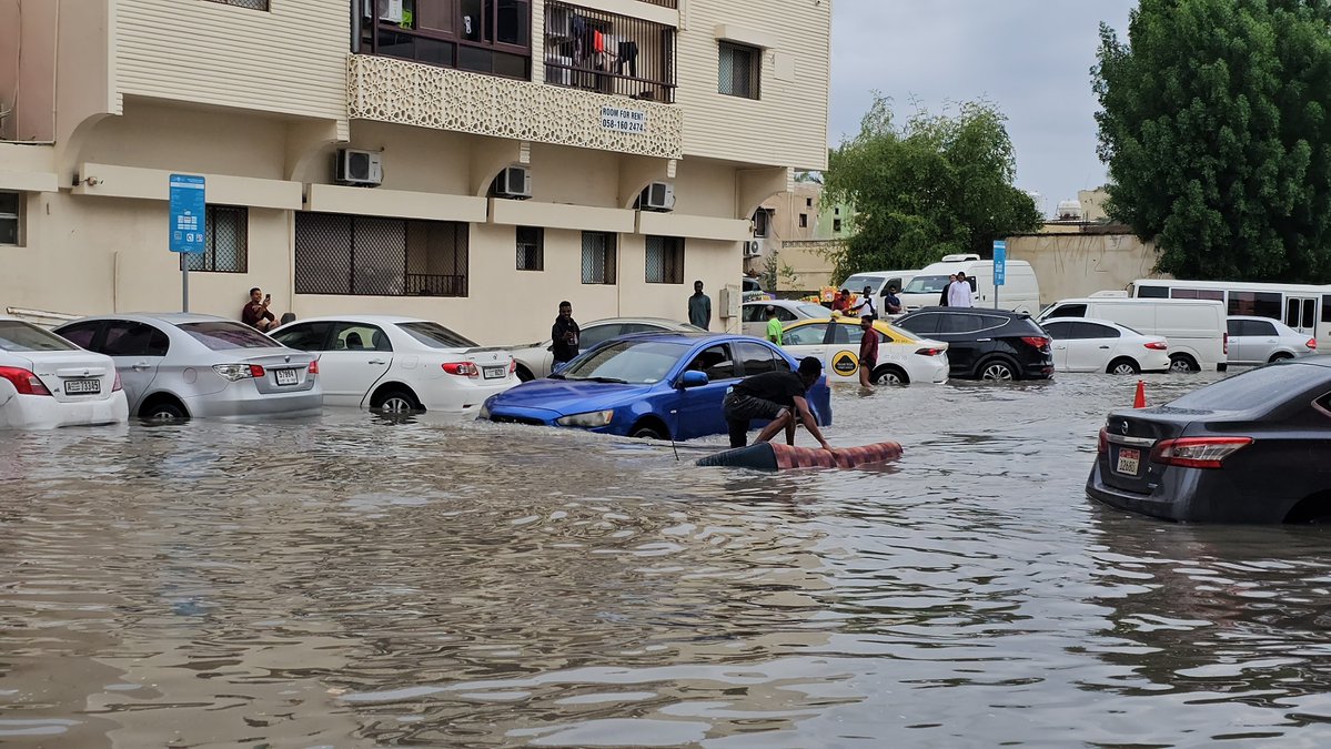 dež povzročil poplave v Dubaju