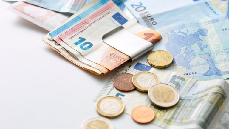 Slovenija pred izzivom: Plače rastejo hitreje kot produktivnost?