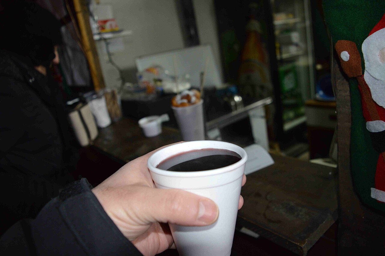 Po pitju kuhanega vina šest ljudi pristalo na urgenci