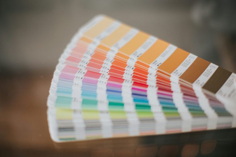 Pantone objavil naj barvo leta 2026