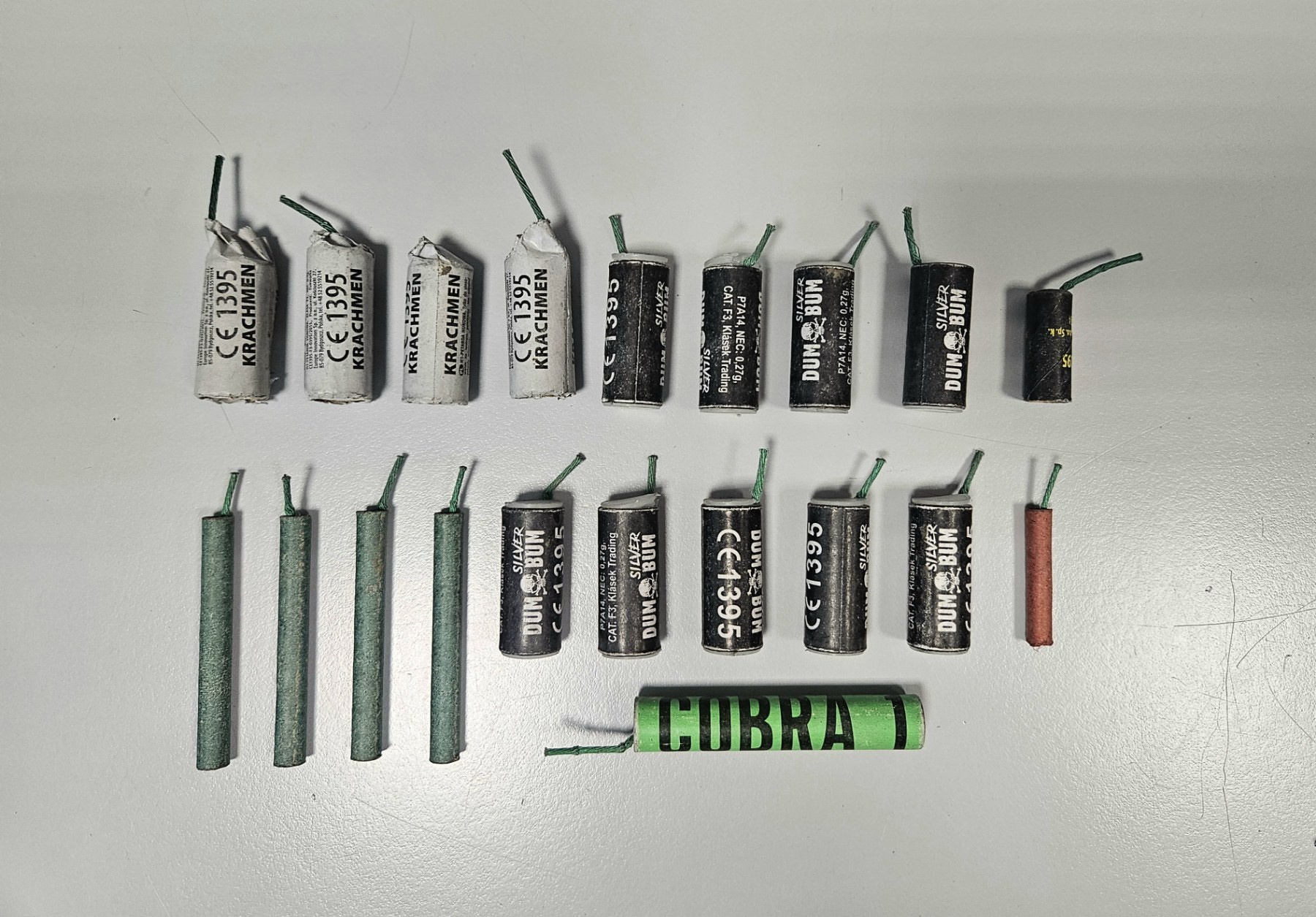 Policisti ujeli otroke med metanjem petard,