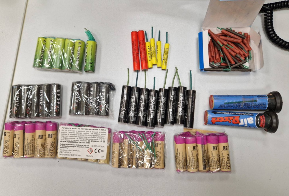 Na 113 pregorevajo telefoni, zasegli pravo zakladnico pirotehnike