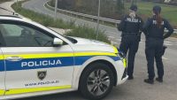 75-letnica prišla po sina, ki so ga ustavili policisti, končala brez avta kot on