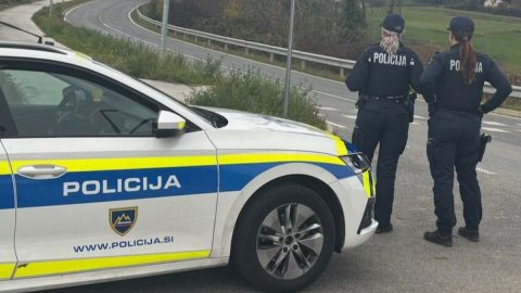 75-letnica prišla po sina, ki so ga ustavili policisti, končala brez avta kot on