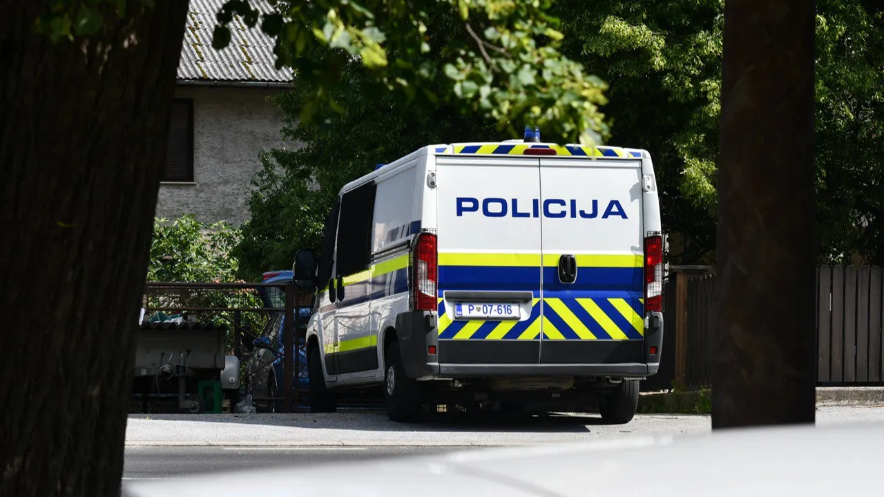 Policija po Sloveniji danes izvaja obsežne hišne preiskave